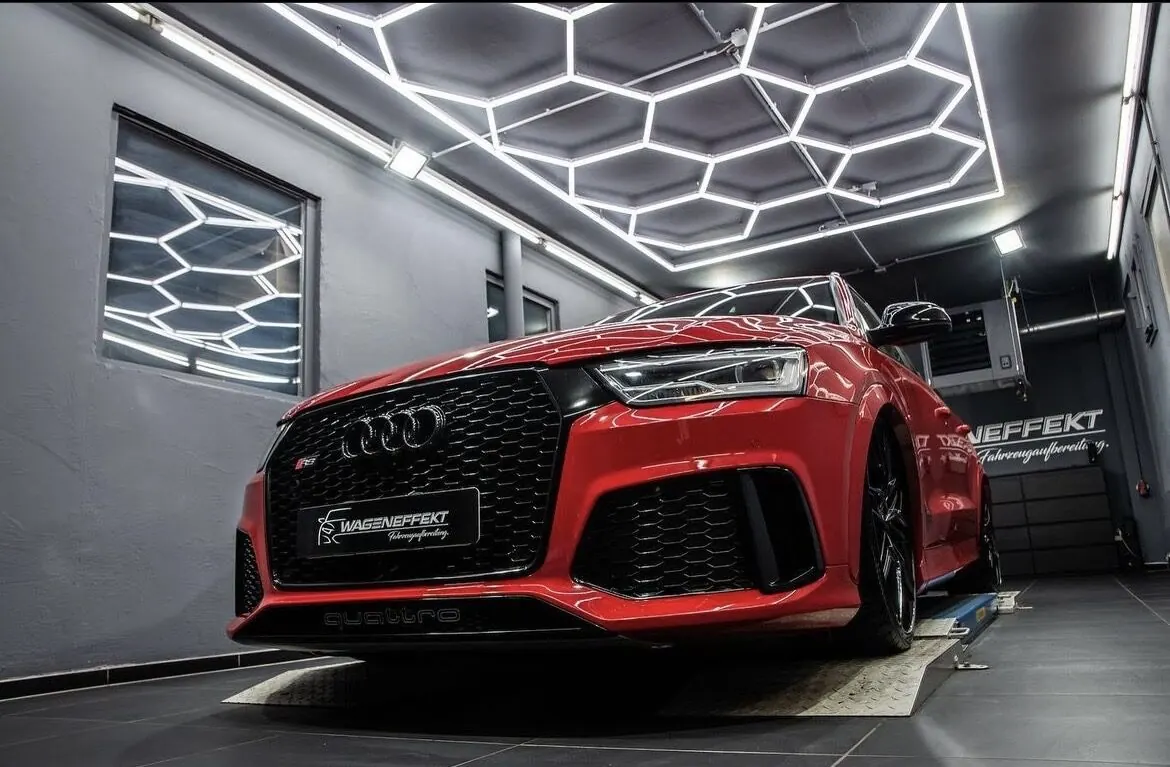 Oto detay stüdyosunda kırmızı otomobilin üstünde altıgen LED tavan